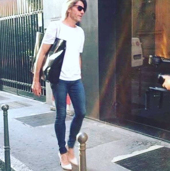 Tacchi a spillo? Sono la mia passione!”. Gambe slanciate, camminata  elegante: solo che a indossare questi splendidi décolleté è un uomo. Il  'lui' in questione non è affatto uno sconosciuto, anzi –