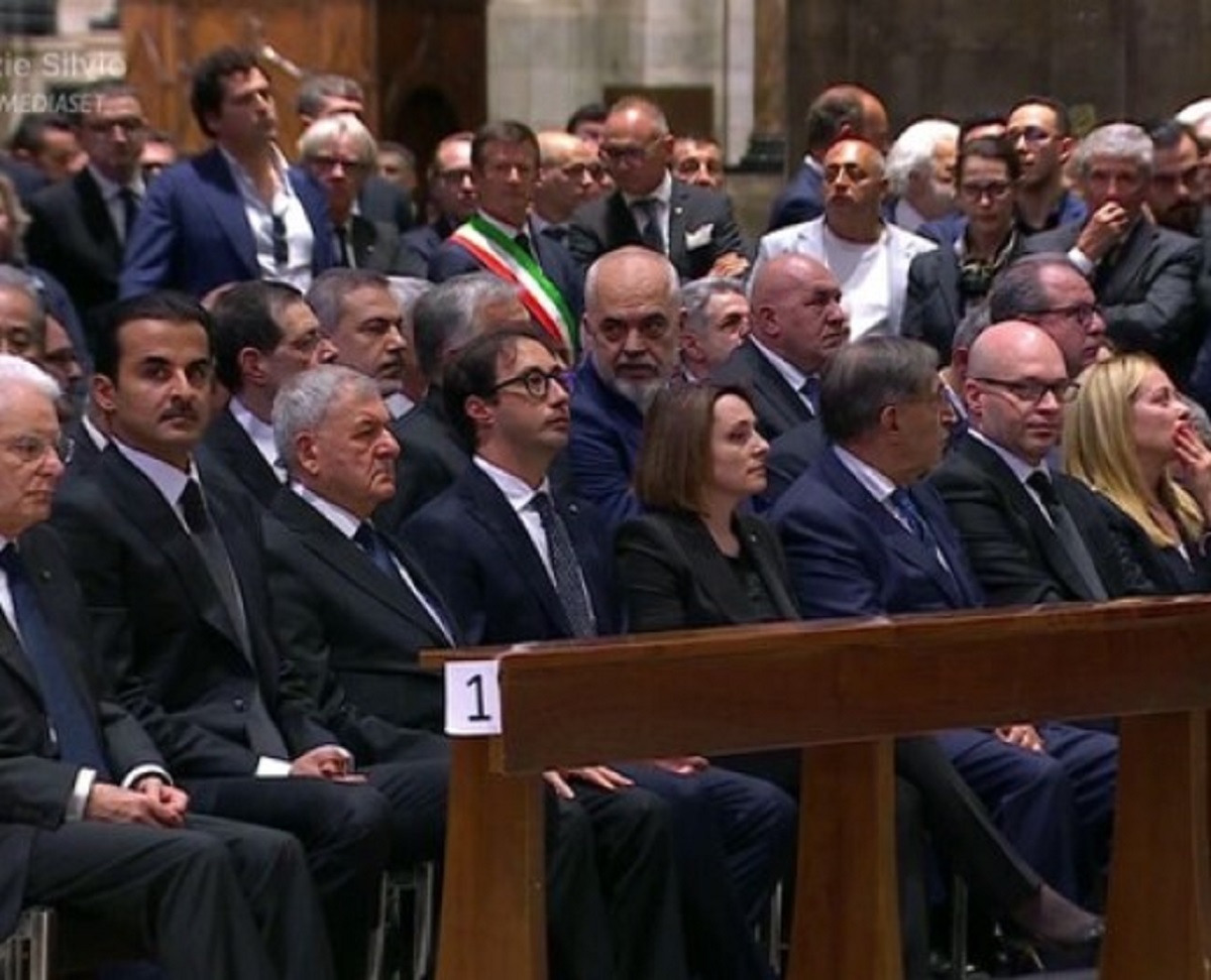 Silvio Berlusconi cori al momento dell'uscita della bara dal Duomo