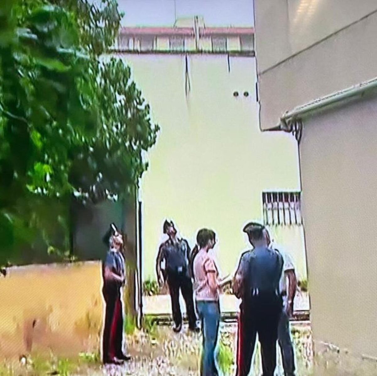 La piccola Kata trascinata via dal cortile di casa