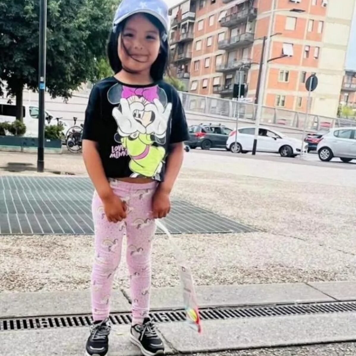 La piccola Kata trascinata via dal cortile di casa