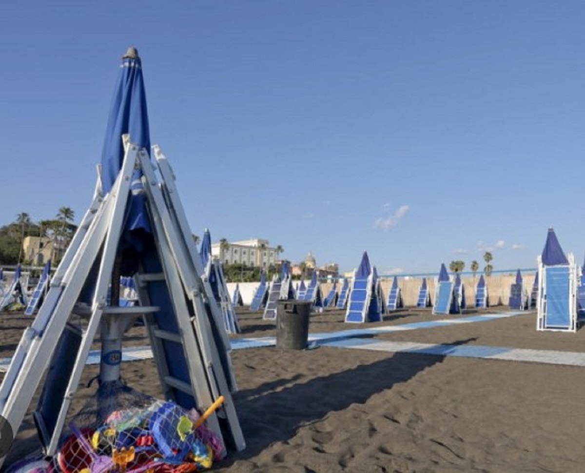 Tragedia a Torre Annunziata malore in spiaggia muore 68enne