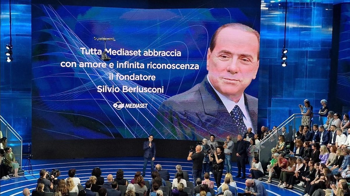 Maria De Filippi, volto trasformato durante i funerali di Silvio Berlusconi