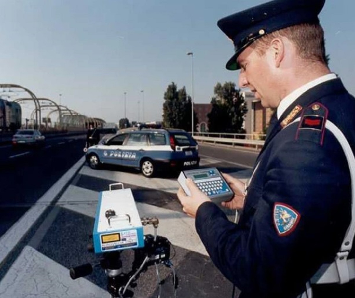 codice della strada ritiro patente per chi usa cellulare alla guida