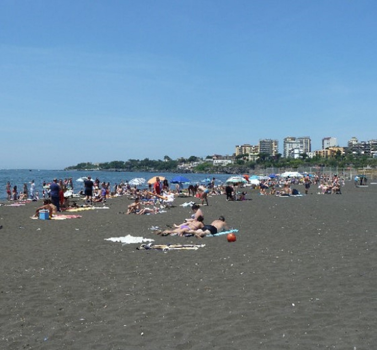 Tragedia a Torre Annunziata malore in spiaggia muore 68enne 