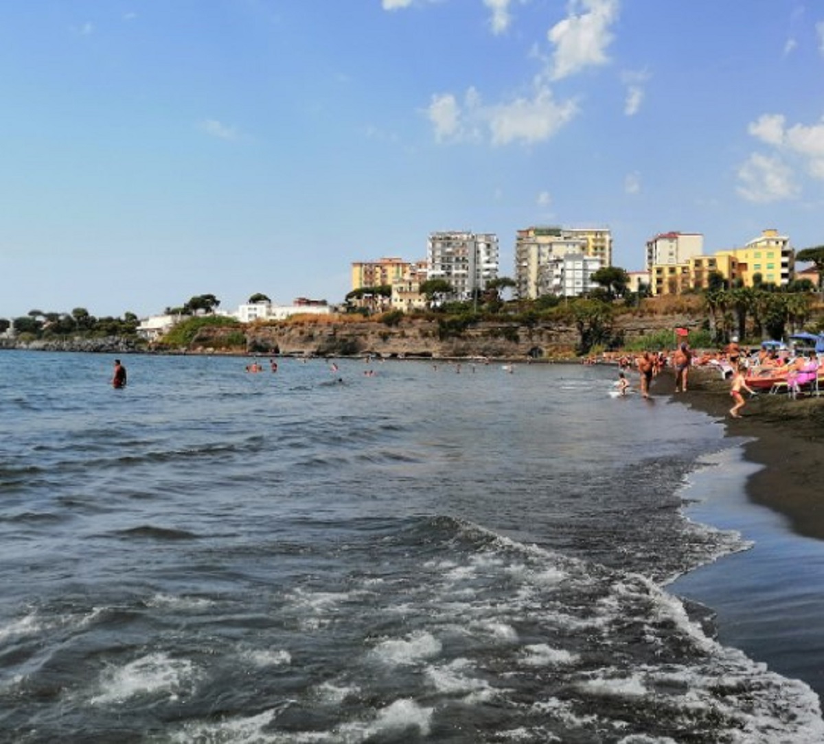 Tragedia a Torre Annunziata malore in spiaggia muore 68enne 