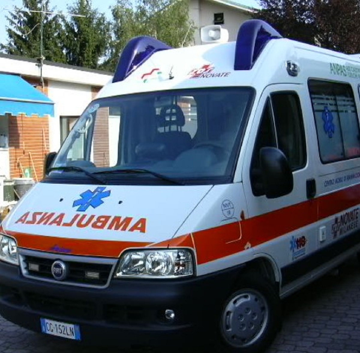 Incidente a Milano, auto si scontrano e travolgono un pedone