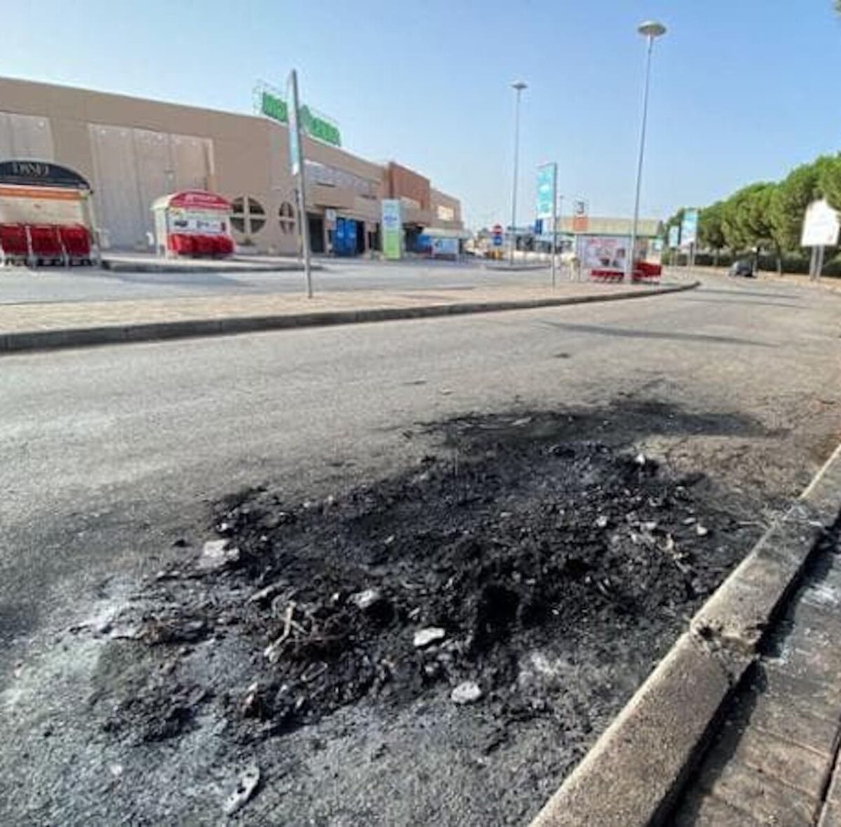 Corpo carbonizzato trovato all’interno di un auto elettrica in fiamme