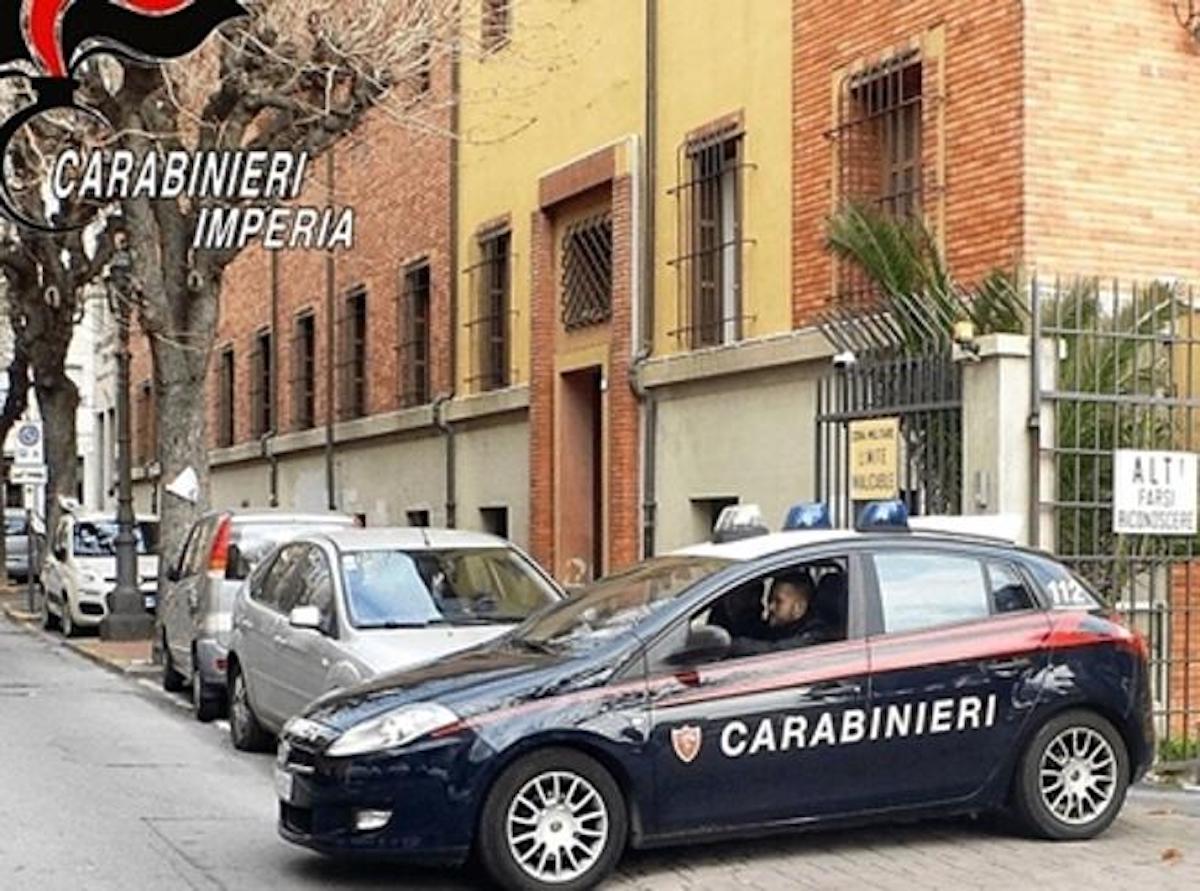 Imperia, una donna tenta di portare via una bambina ai genitori