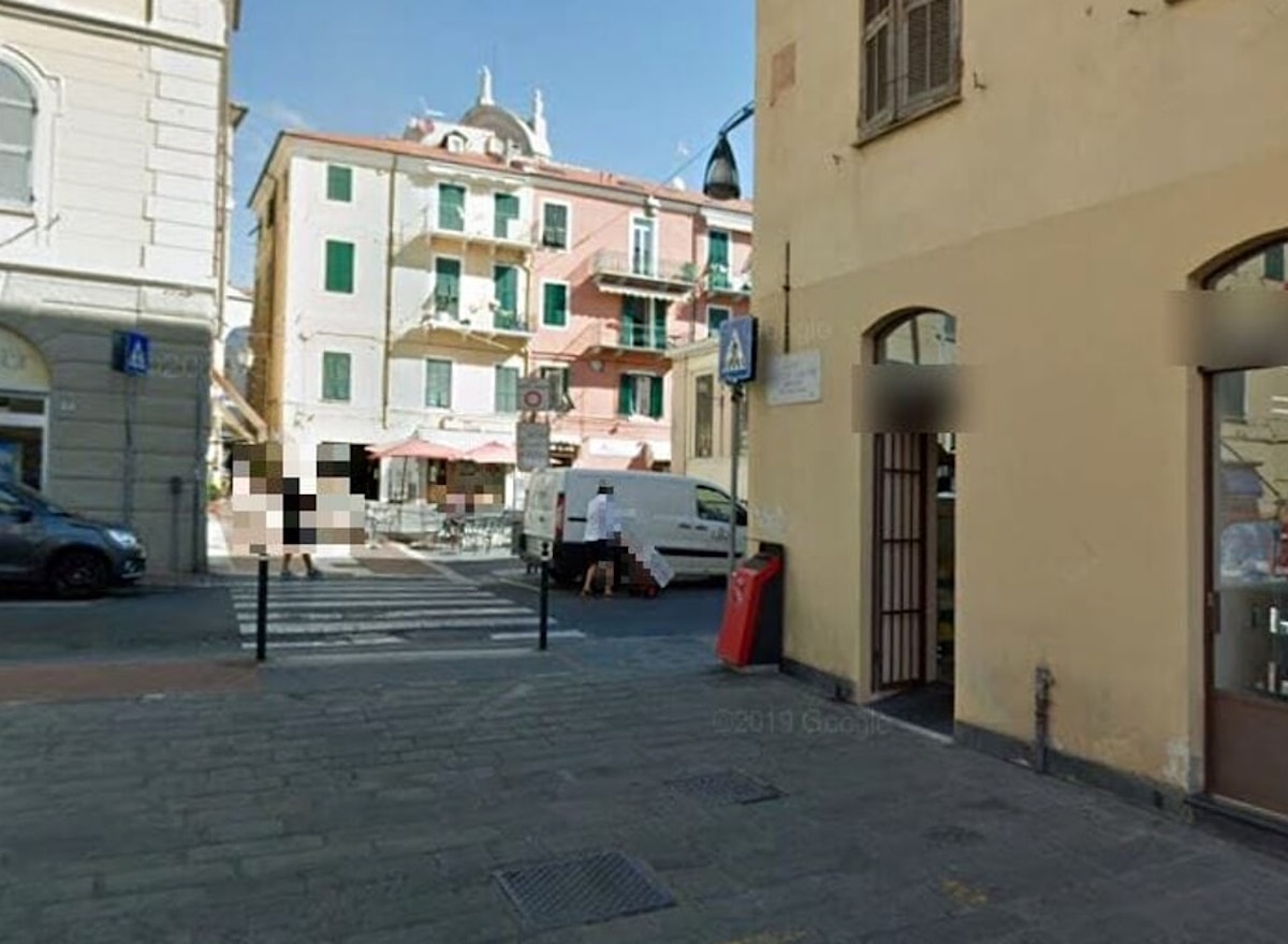 Imperia, una donna tenta di portare via una bambina ai genitori
