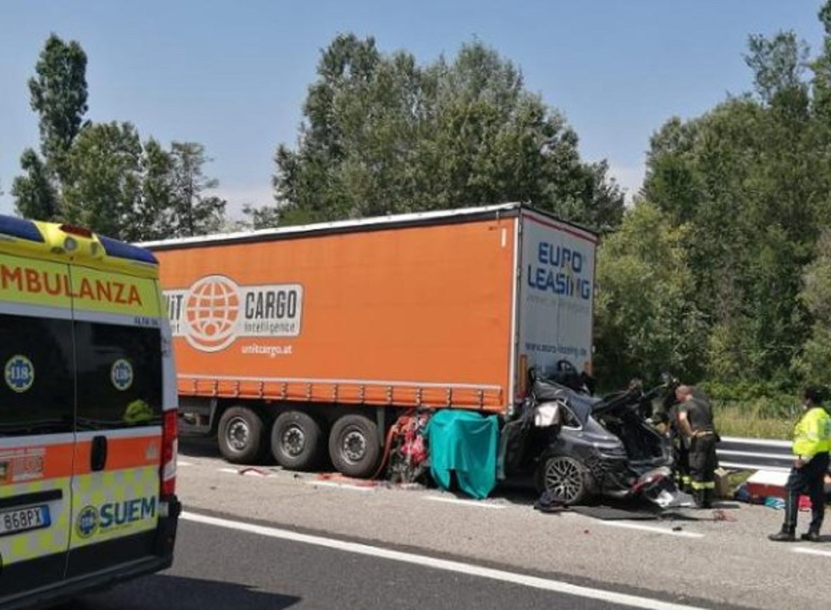 Incidente sulla A4 auto contro camion in sosta: un morto e 3 feriti