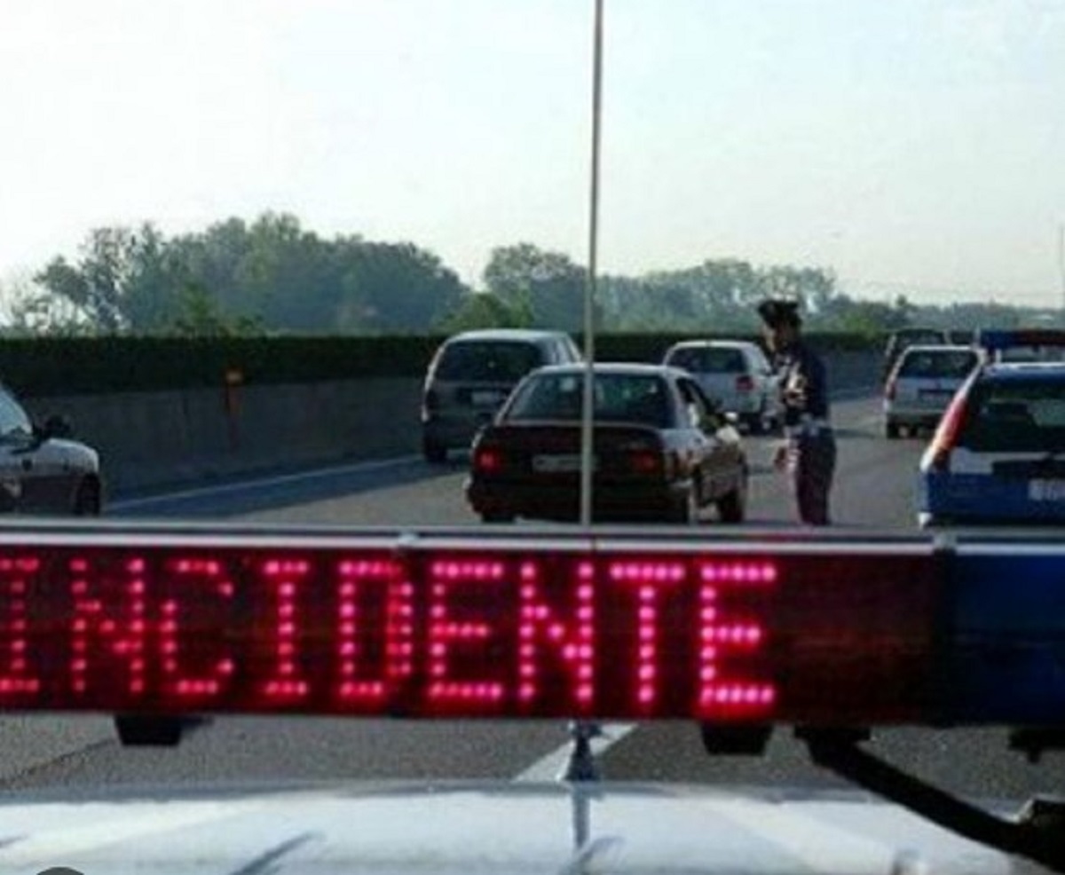 Incidente sulla A4 auto contro camion in sosta: un morto e 3 feriti
