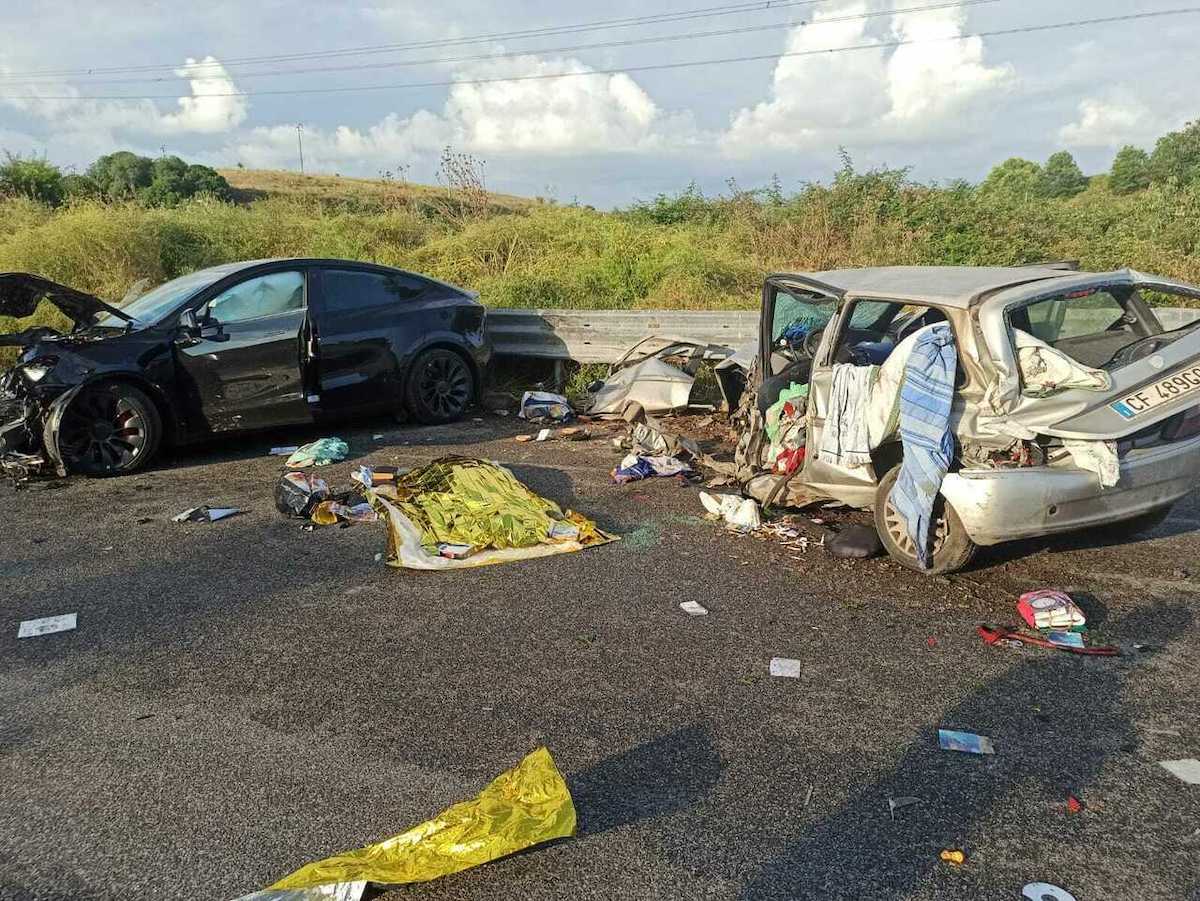 Roma, suv 5 ragazzi incidente morta una donna