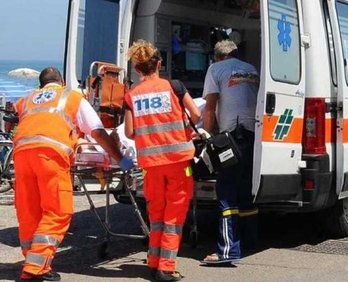 Roseto degli Abruzzi malore in spiaggia muore turista 76enne 