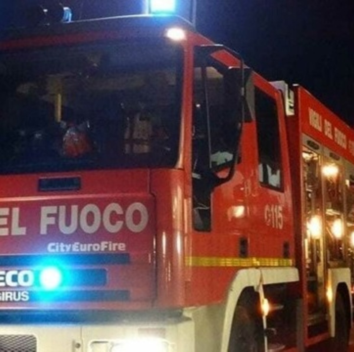 moglie cerca salvare marito morti