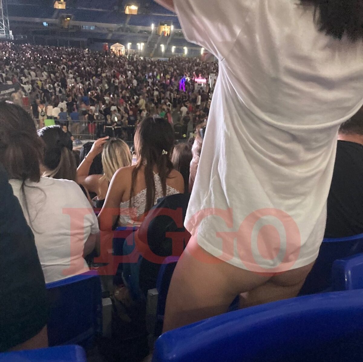 Ragazza si spoglia durante il concerto di Ultimo a Roma