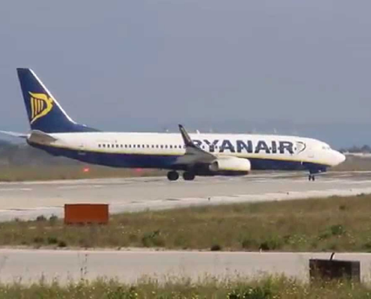 rischia di perdere il volo Ryanair e lancia l'allarme bomba 