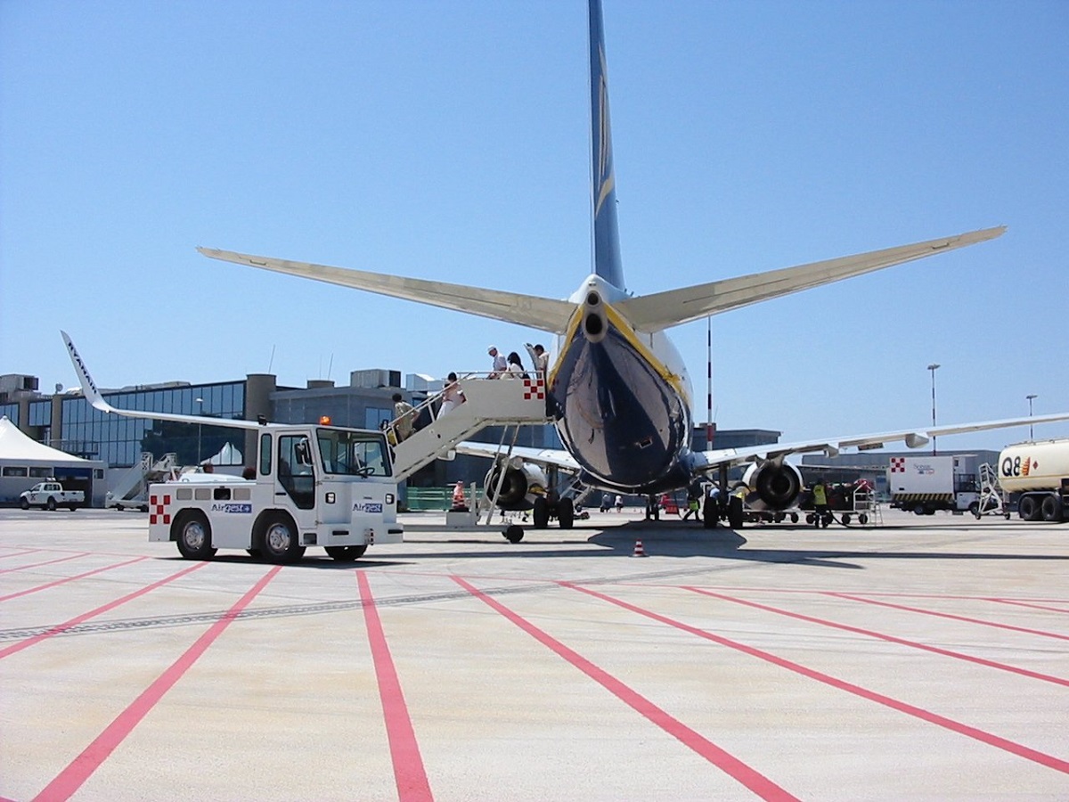 rischia di perdere il volo Ryanair e lancia l'allarme bomba 