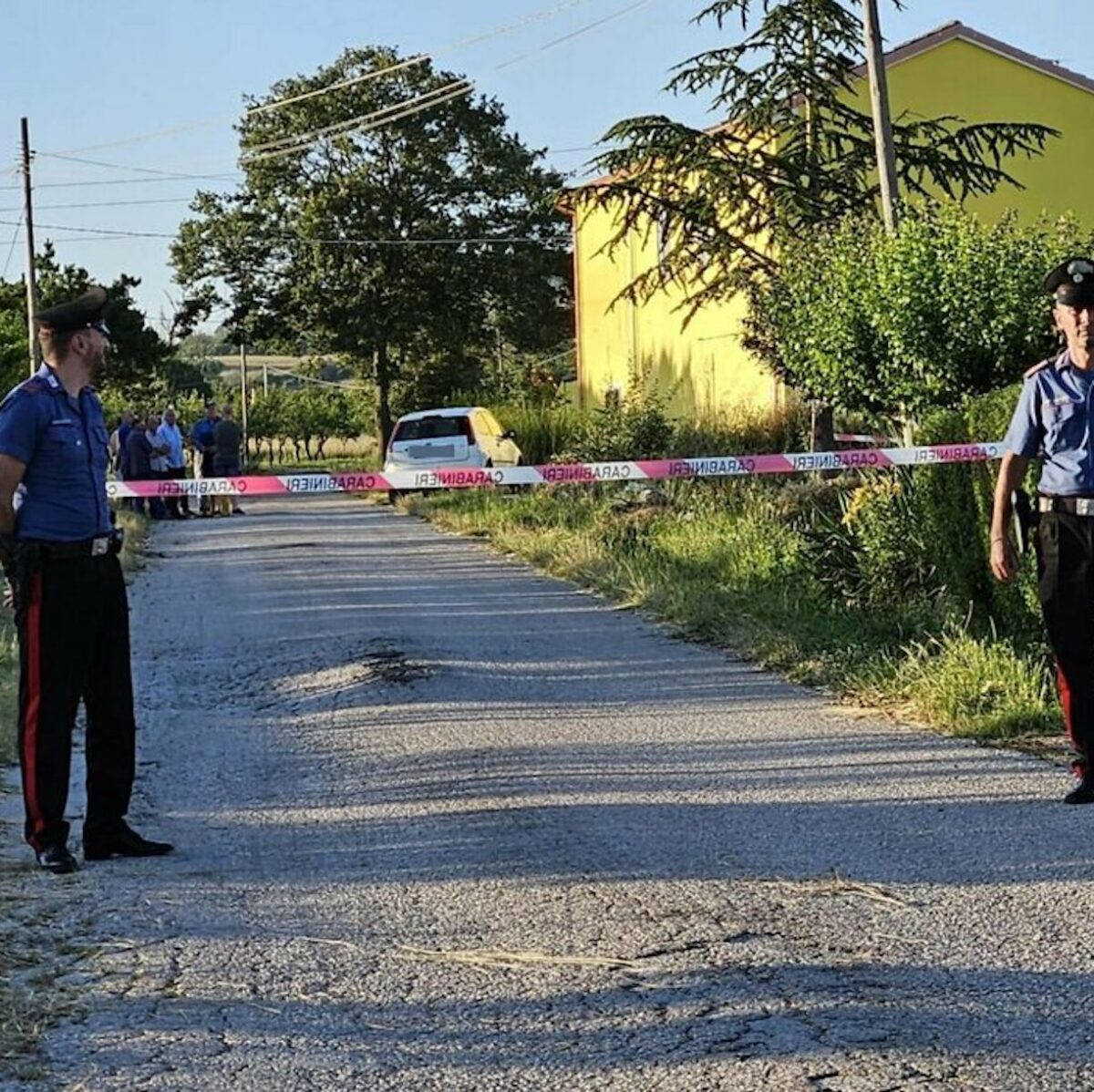 Uccide il figlio e si toglie la vita