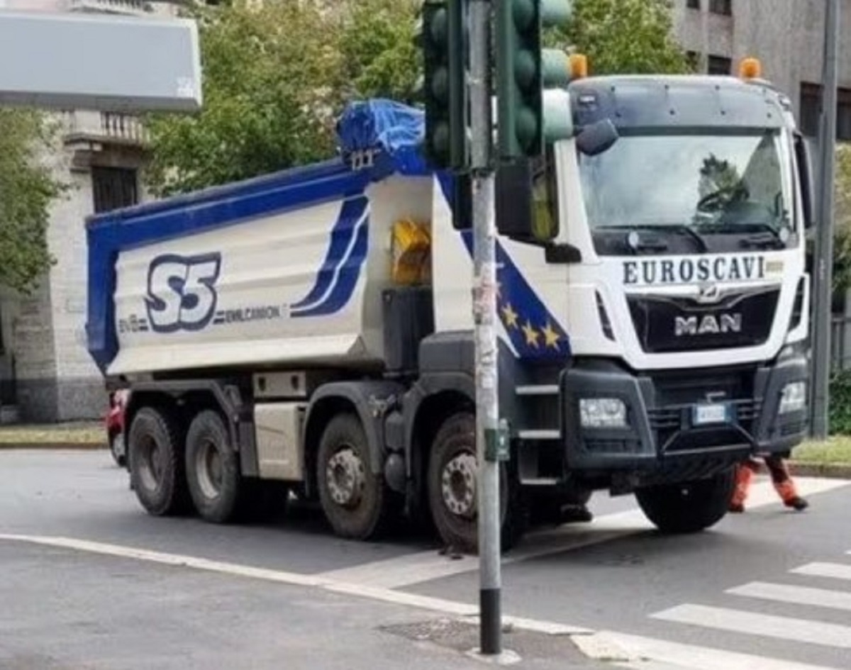 Milano travolta mentre è in bici muore 28enne 