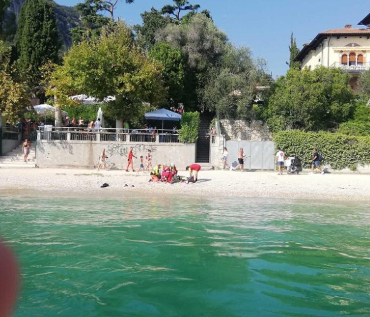 Lago di Garda, si tuffa per salvare il fratello e muore a 20 anni 