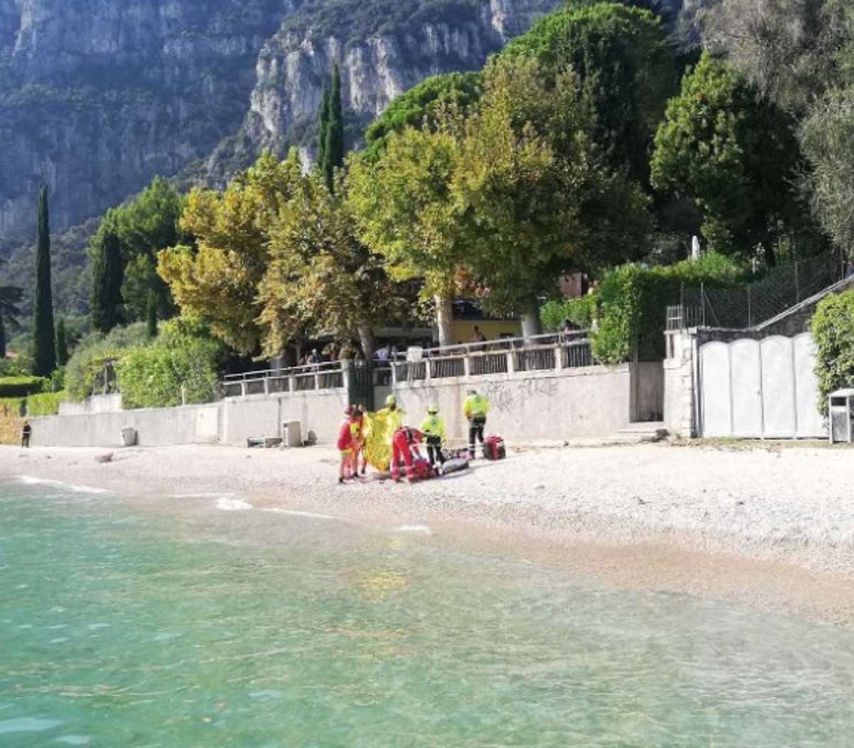Lago di Garda, si tuffa per salvare il fratello e muore a 20 anni 