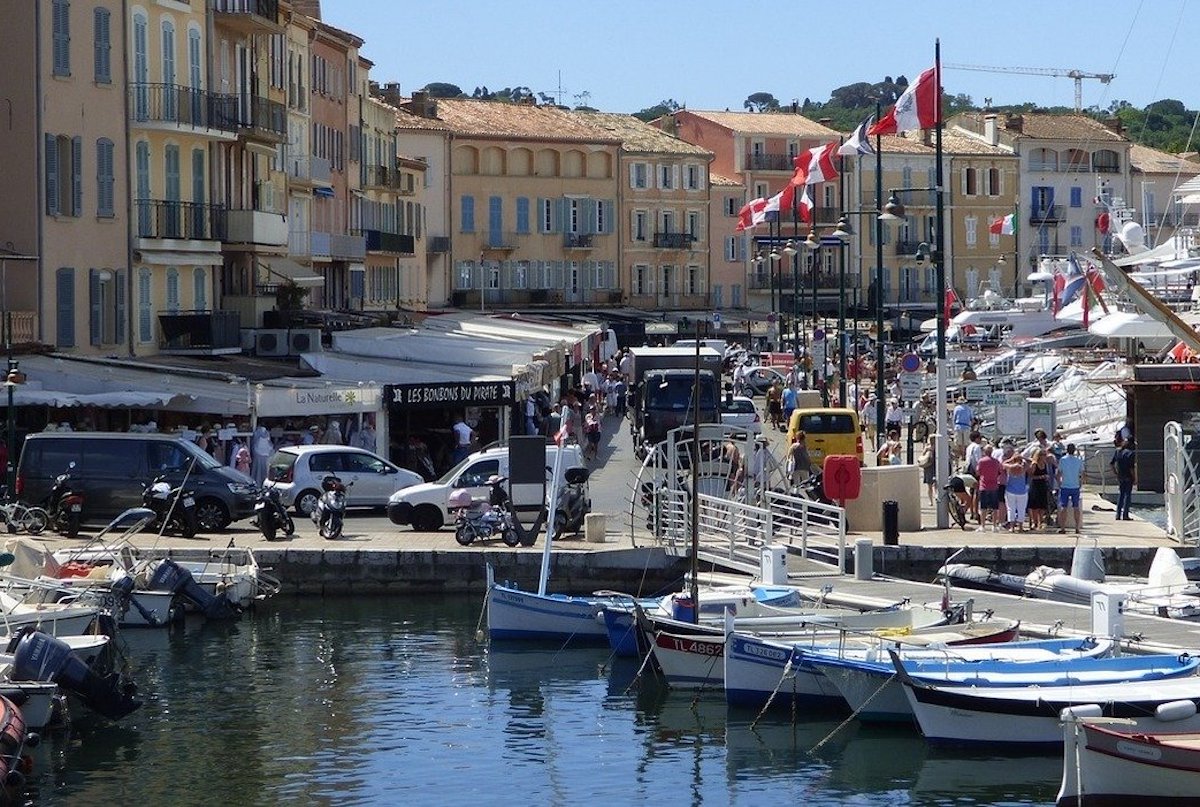 Saint-Tropez, cameriere insegue cliente 500 euro mancia troppo bassa