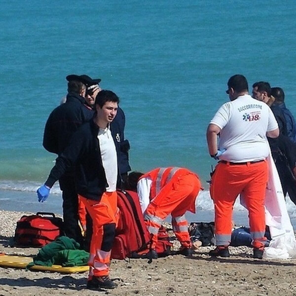 Ragazza di 33 anni trovata morta e nuda in spiaggia