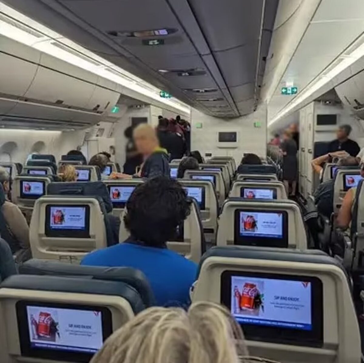 Attimi di terrore sul volo partito da Milano: bilancio di 11 feriti