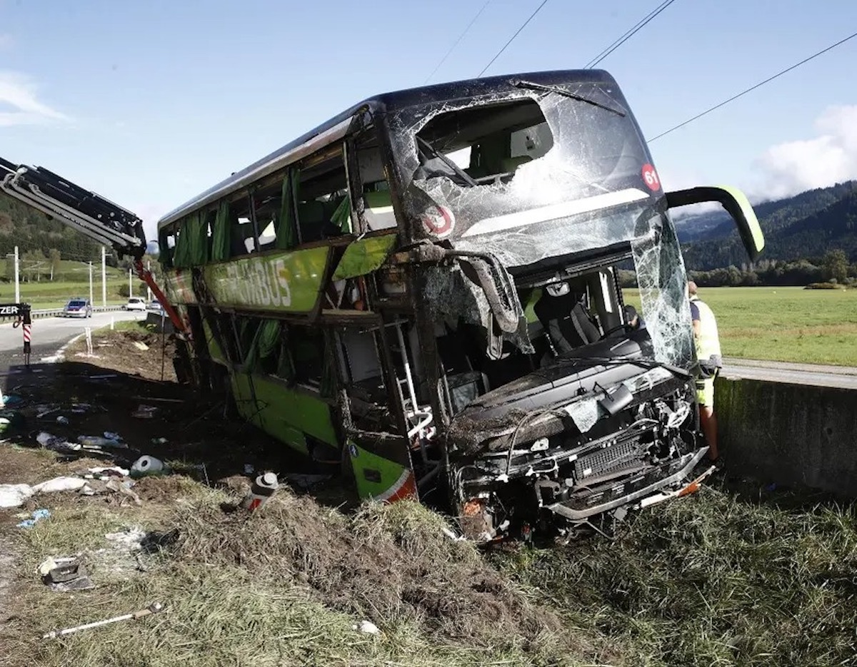 Flixbus Berlino-Trieste si ribalta sulla superstrada in Austria