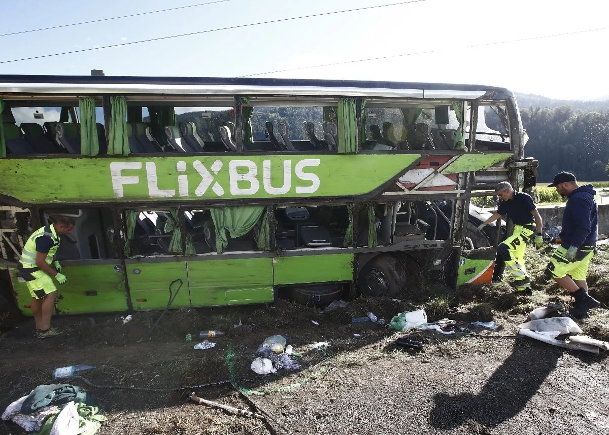 Flixbus Berlino-Trieste si ribalta sulla superstrada in Austria