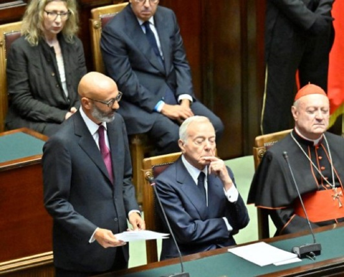Funerali Napolitano squilla telefono durante il discorso del figlio 