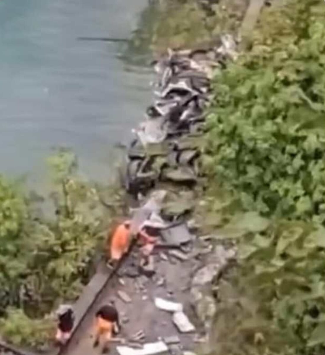 Lago d'Iseo, camionista precipita in un burrone