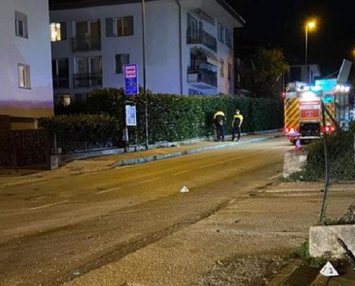 Trento moto travolge monopattino morti una 16enne e un 22enne 