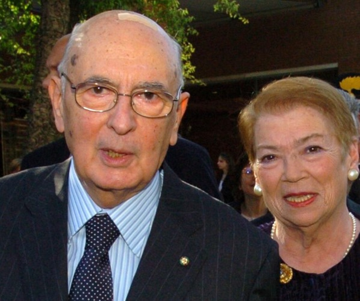 Funerali Napolitano squilla telefono durante il discorso del figlio 