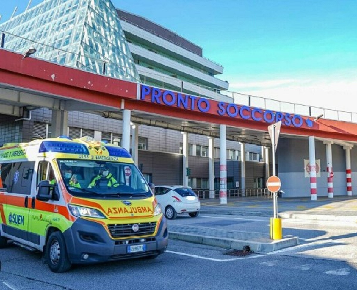 Venezia entra in ospedale e muore dopo 3 giorni segni di percosse e fratture 