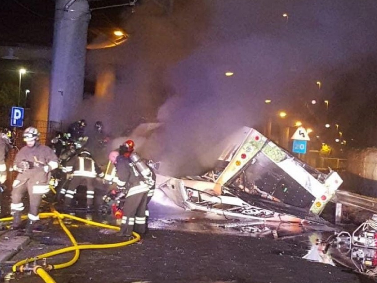 Bus precipitato, c'è un video: "L’autista effettua una manovra eccessiva o impropria"