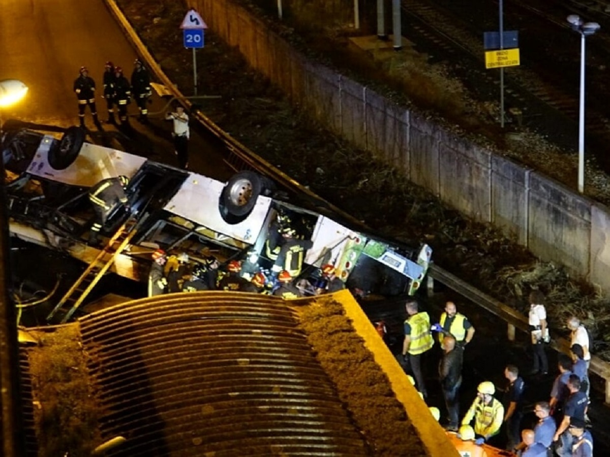 Bus precipitato, c'è un video: "L’autista effettua una manovra eccessiva o impropria"