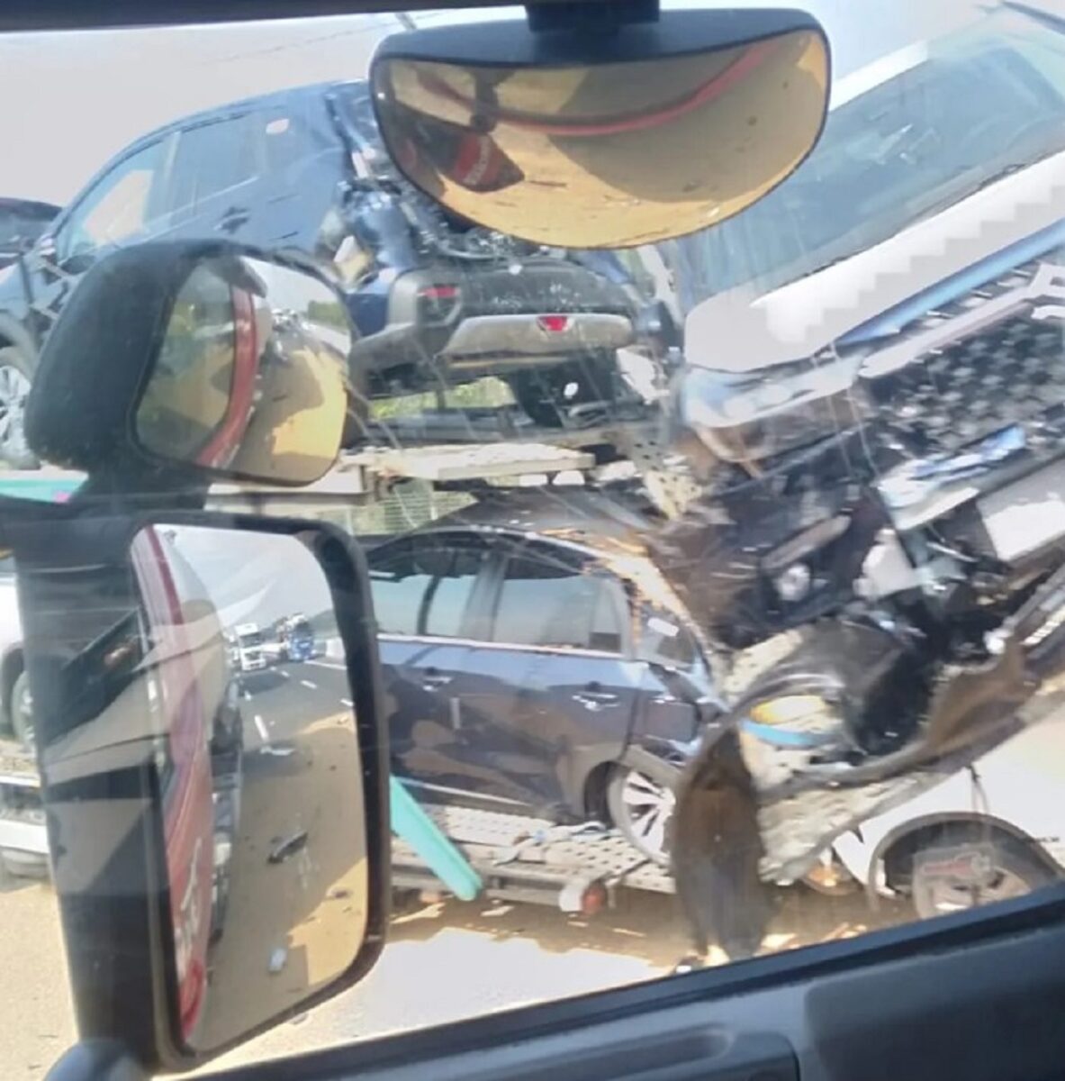 Grave incidente sulla A4, coinvolti un tir e una bisarca: un morto 