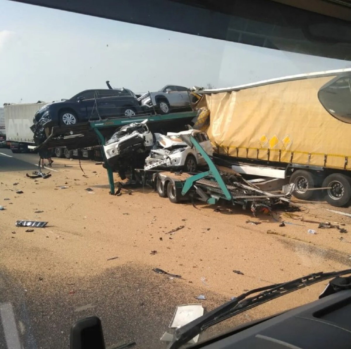 Grave incidente sulla A4, coinvolti un tir e una bisarca: un morto 