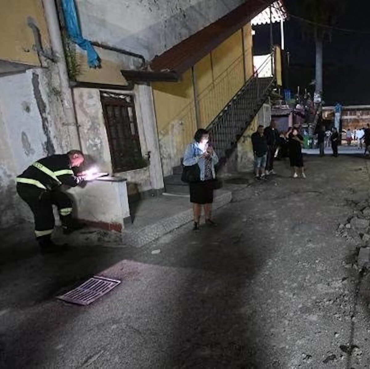 La terra trema ancora a Napoli: persone in strada