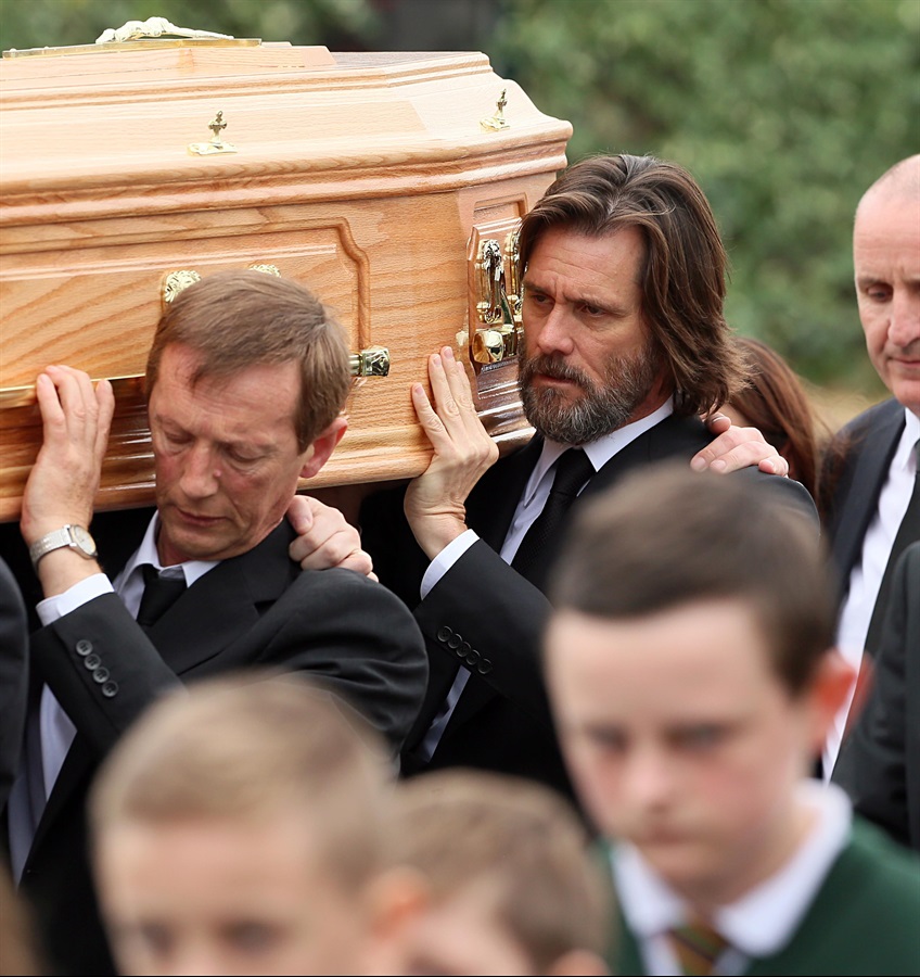 Похоронила подругу. Джимм Керри на похоронах. Джим Керри несет гроб своей возлюбленной. Похороны Джима Керри. Джим Керри похороны возлюбленной.