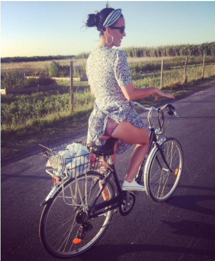 Che monella! Si è fatta fotografare così la famosa popstar durante una  passeggiata in bicicletta: gonnellina corta svolazzante e mutandine in  vista. Che voglia seguire le orme del fidanzato, anche lui protagonista