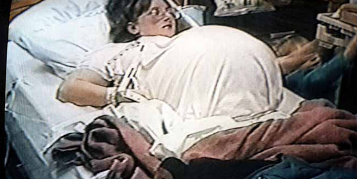 Мать рожающая 7 ребенка. Кенни Маккоги 1997.