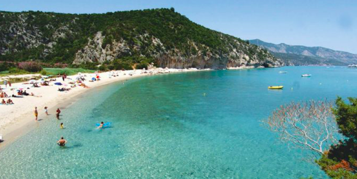 470 in quarantena nel villaggio, già 26 positivi al Covid. Incubo vacanza in Sardegna. Tra loro un vip: "Non ci dicono niente"