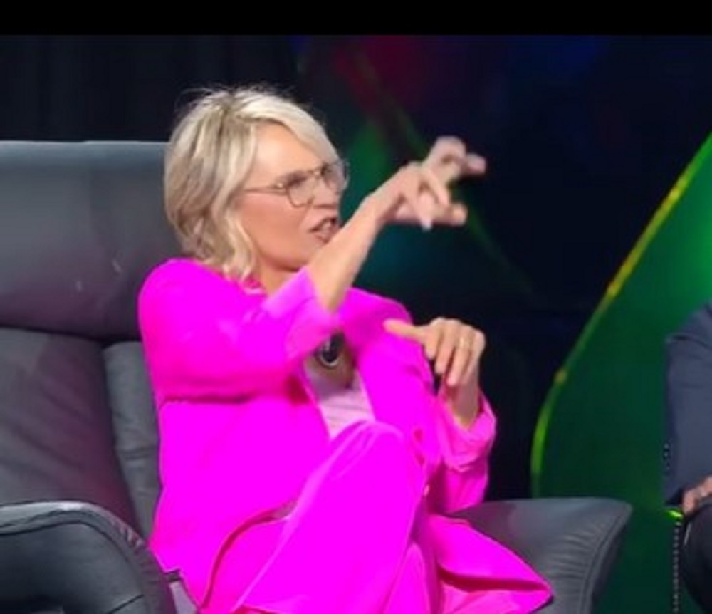 Maria De Filippi torna in tv e 'osa' con un look nuovo di zecca. E fa centro