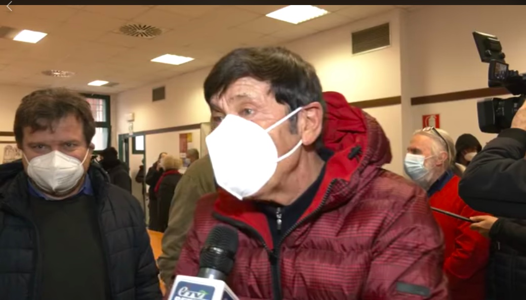 "Sei un grande". Gianni Morandi, ecco dove l'hanno visto. Ma lui, come sempre, minimizza