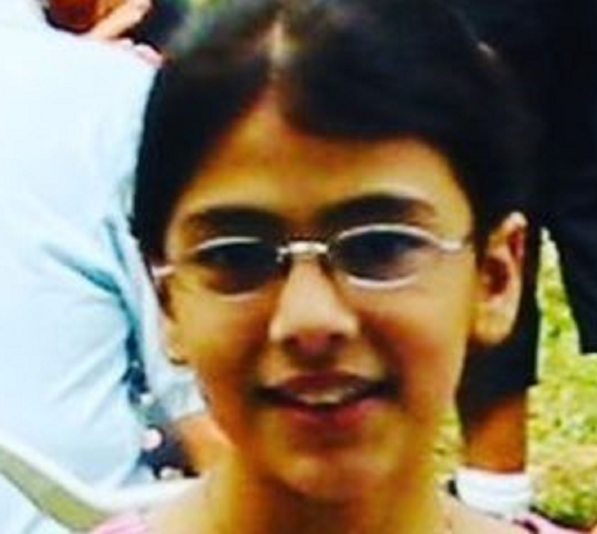 Giulia Salemi, la foto da bambina: sorridente e con gli occhiali