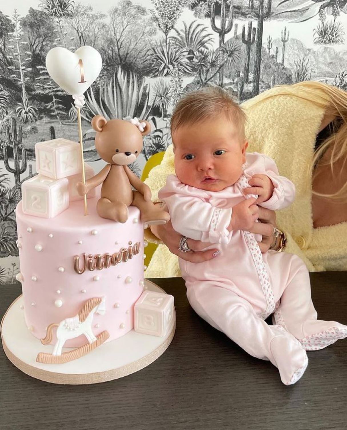 Il primo mese di Baby Vittoria: la figlia di Chiara Ferragni ha la tutina  coordinata alla torta