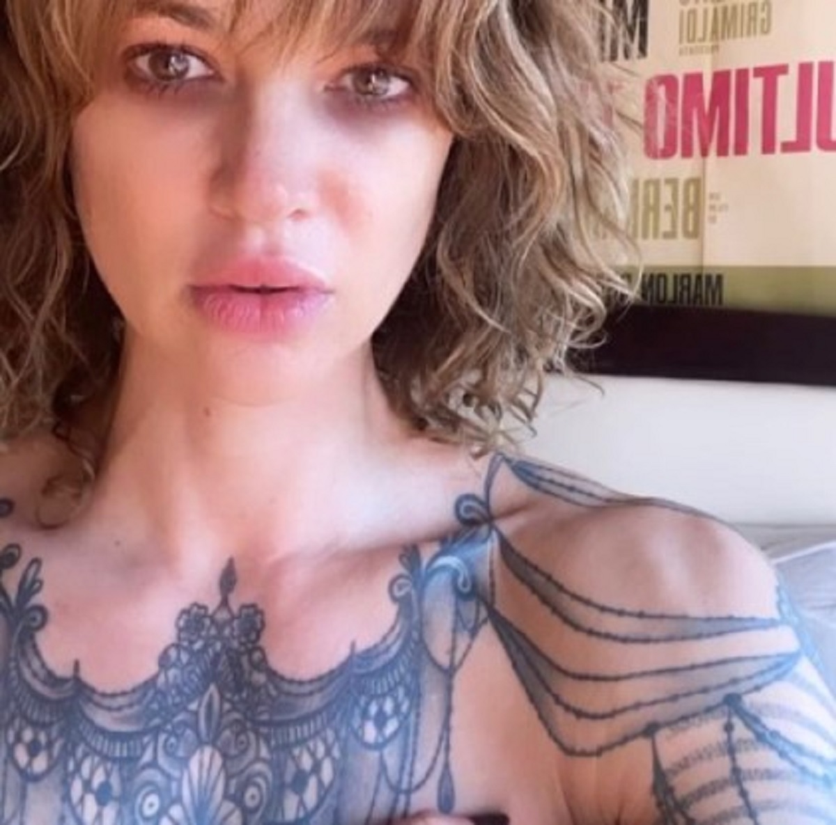 Asia Argento selfie topless tatuaggio petto 