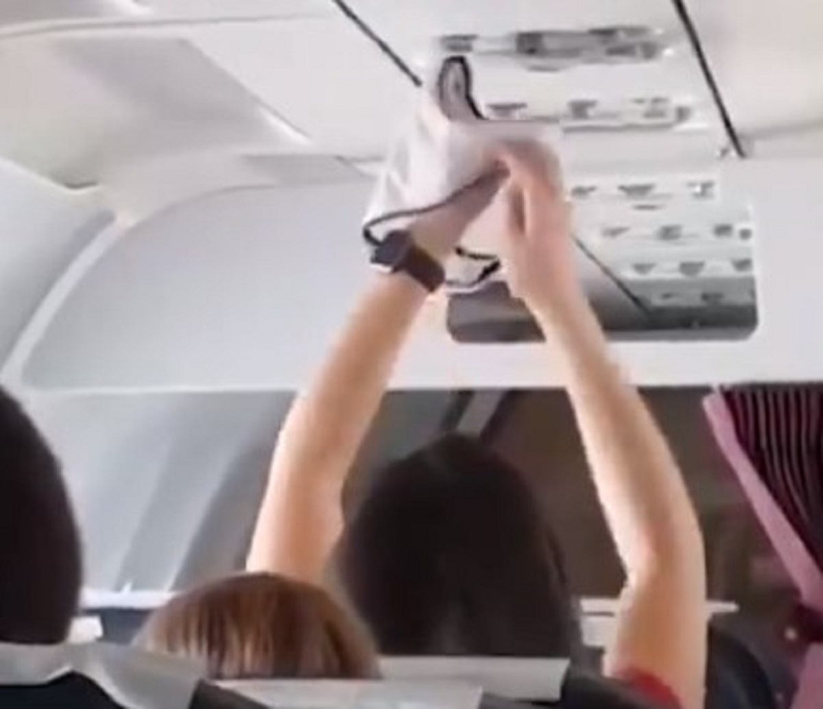 Lite volo Ryanair passeggera distanziamento sociale video